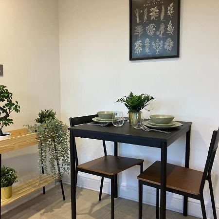 Magnificent Refurbished 1 Bed Flat Few Steps To High St ! - 4 East House Daire Epsom Dış mekan fotoğraf