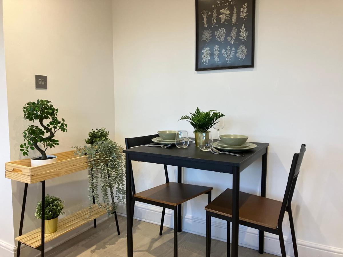 Magnificent Refurbished 1 Bed Flat Few Steps To High St ! - 4 East House Daire Epsom Dış mekan fotoğraf