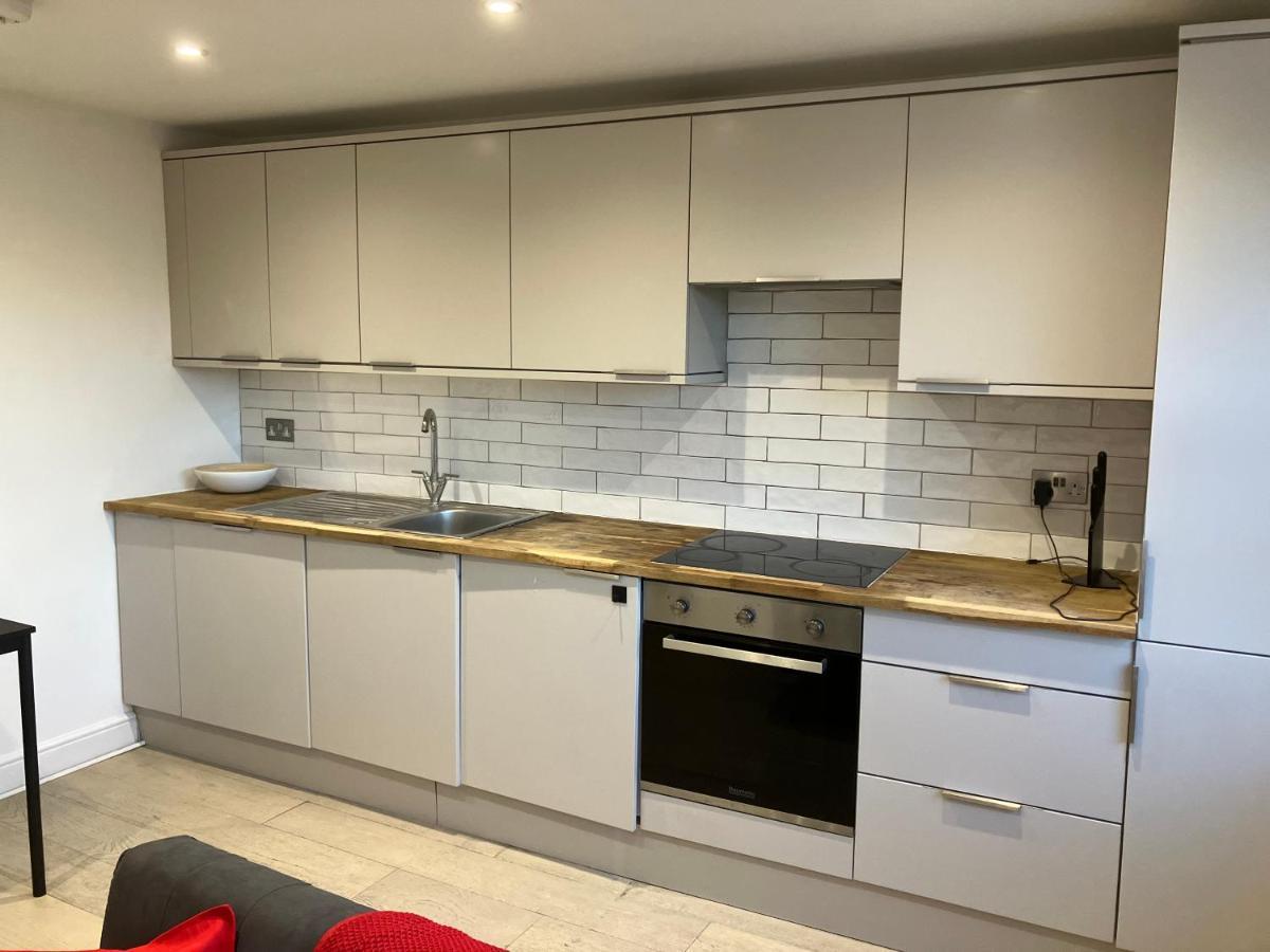 Magnificent Refurbished 1 Bed Flat Few Steps To High St ! - 4 East House Daire Epsom Dış mekan fotoğraf