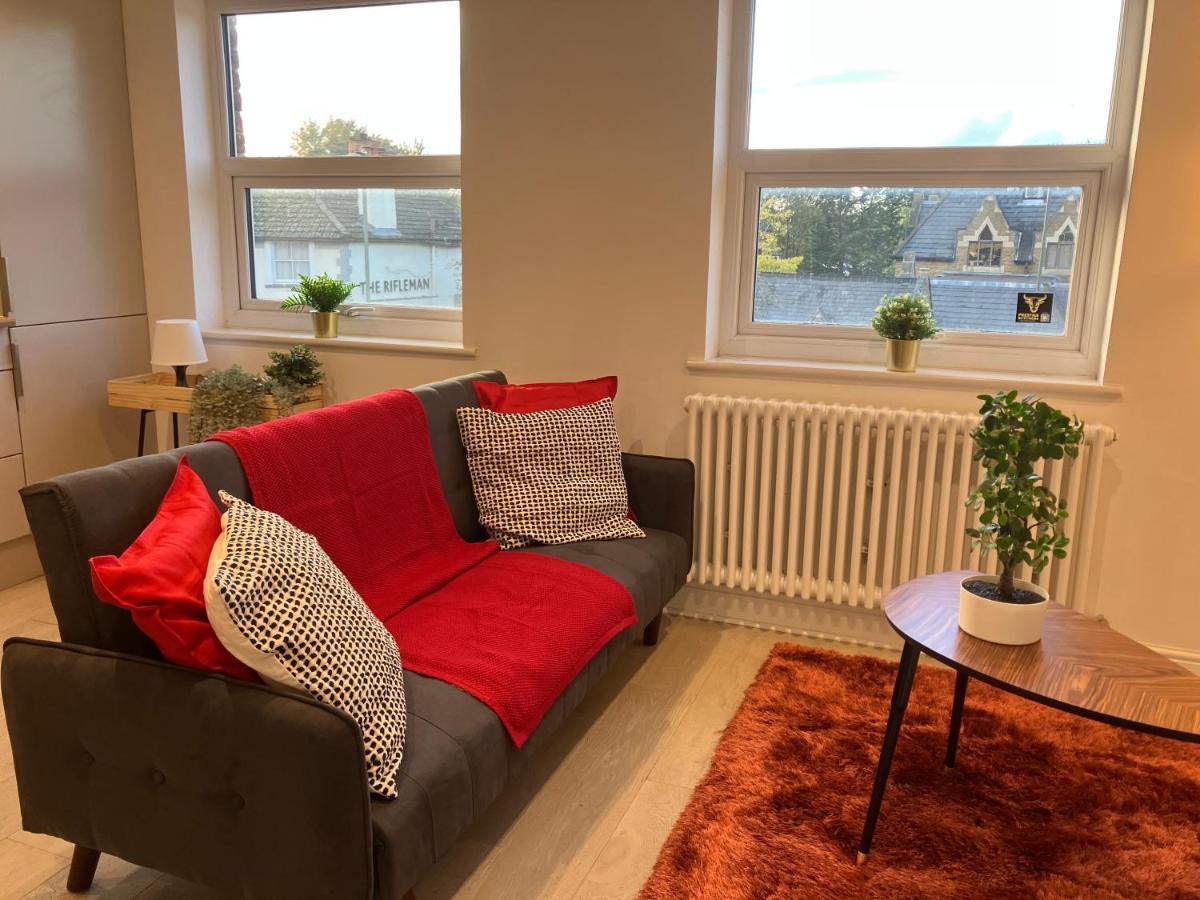 Magnificent Refurbished 1 Bed Flat Few Steps To High St ! - 4 East House Daire Epsom Dış mekan fotoğraf