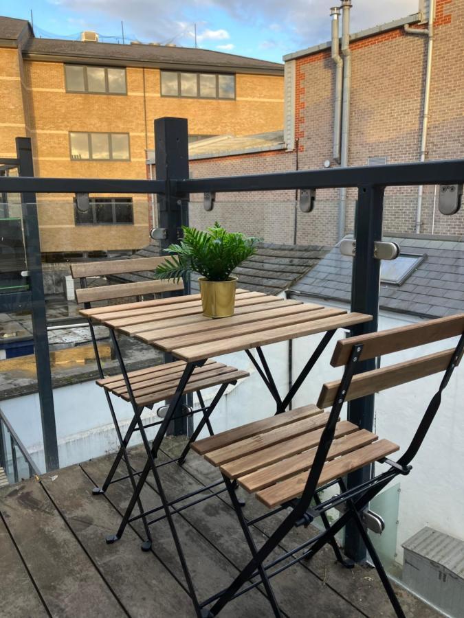 Magnificent Refurbished 1 Bed Flat Few Steps To High St ! - 4 East House Daire Epsom Dış mekan fotoğraf
