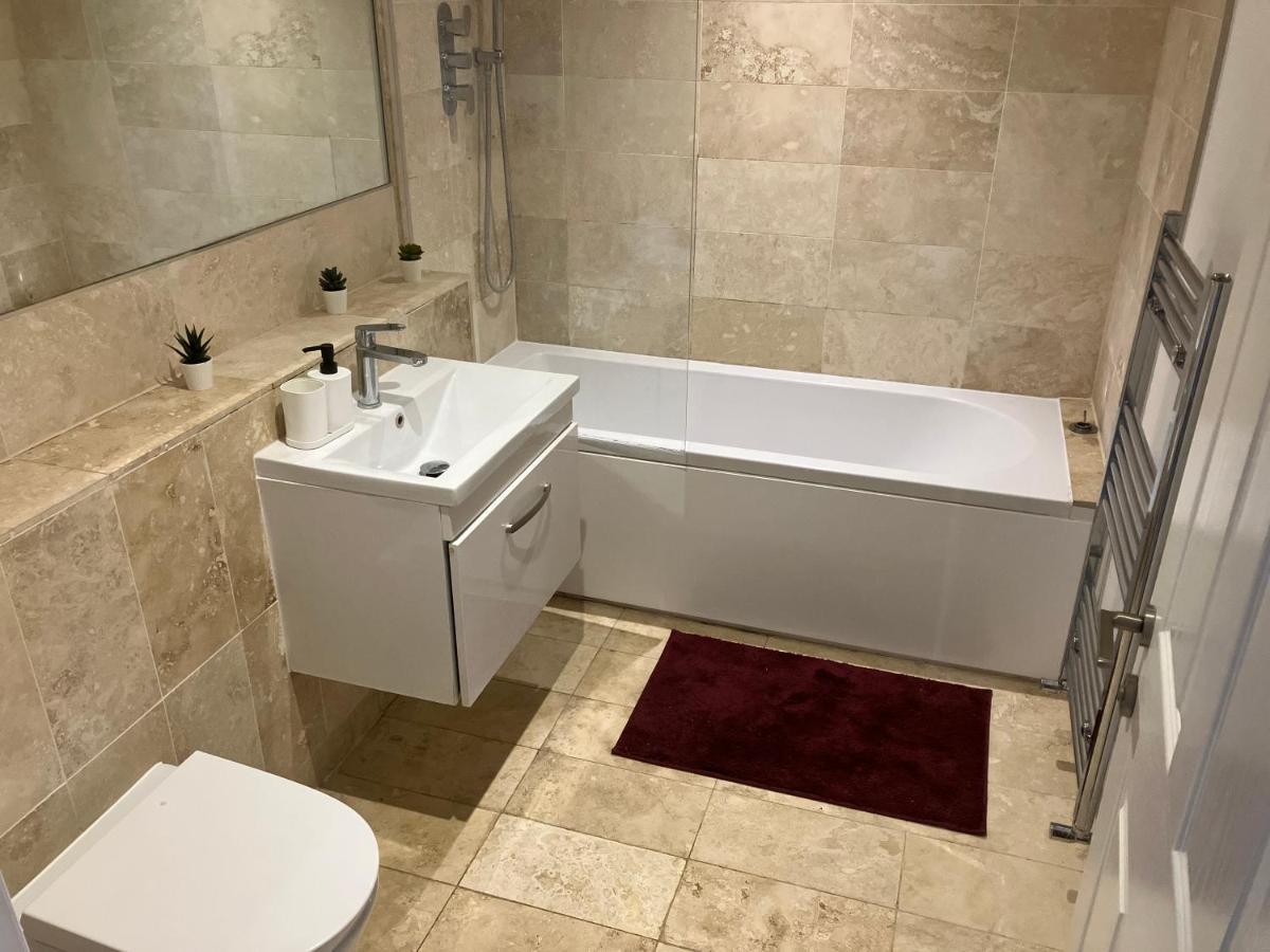 Magnificent Refurbished 1 Bed Flat Few Steps To High St ! - 4 East House Daire Epsom Dış mekan fotoğraf